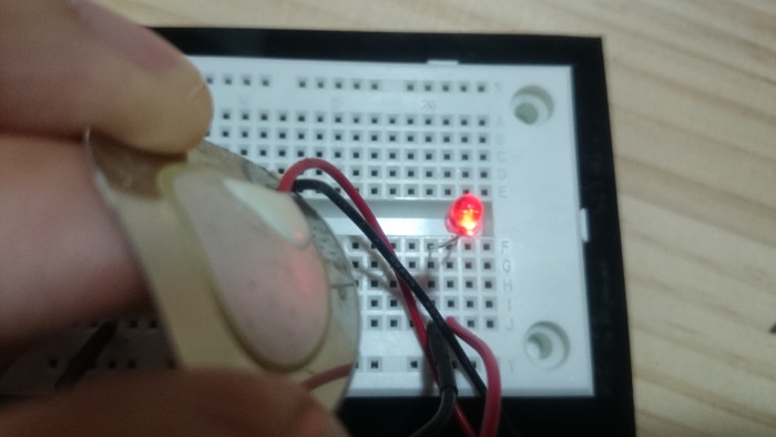 写真1 圧電スピーカーを曲げるとLEDが光る