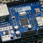 Arduino＋リレーシールドで家庭用のコンセントにつながる家電を制御！ AC100VをON／OFFするポイントを解説